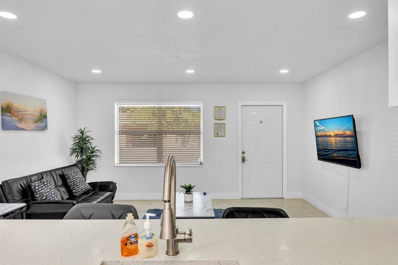 2 Bdrm Modern House Mins From Beach & Casino Hb1 Hallandale Beach Ngoại thất bức ảnh