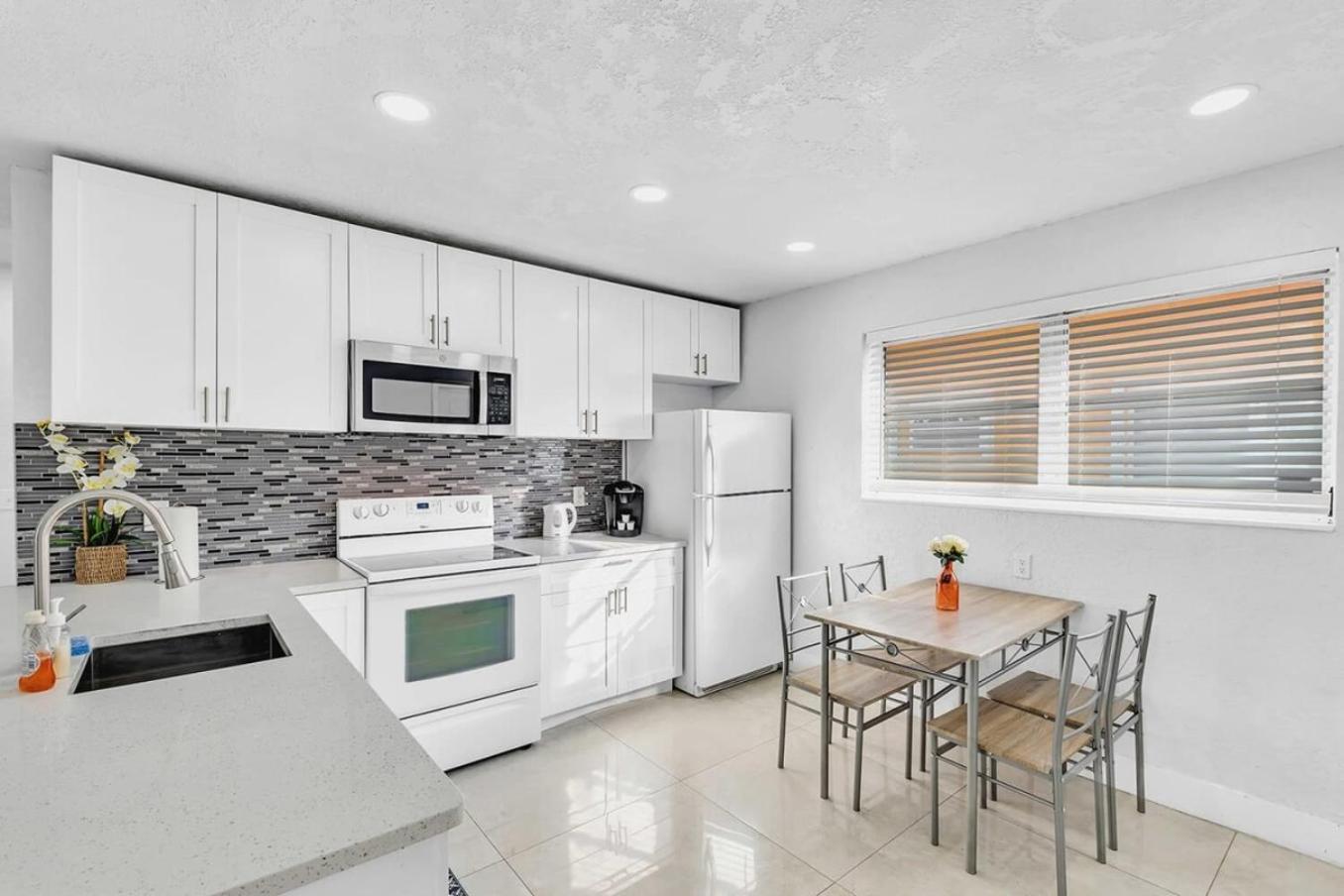 2 Bdrm Modern House Mins From Beach & Casino Hb1 Hallandale Beach Ngoại thất bức ảnh
